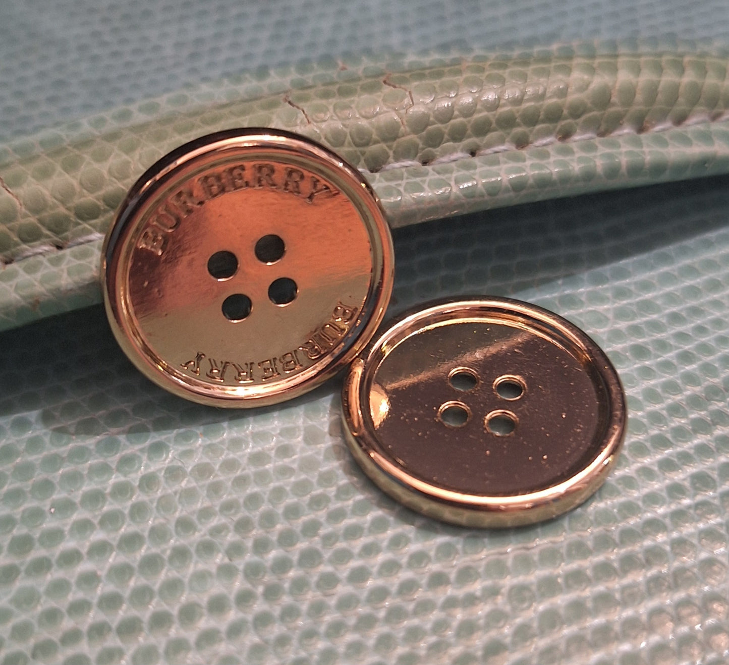 Buttons, color gold. 22 mm