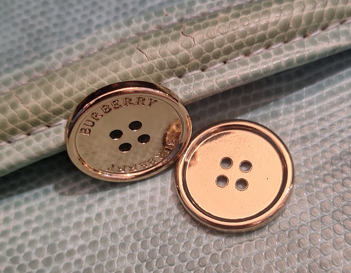Buttons, color gold. 22 mm
