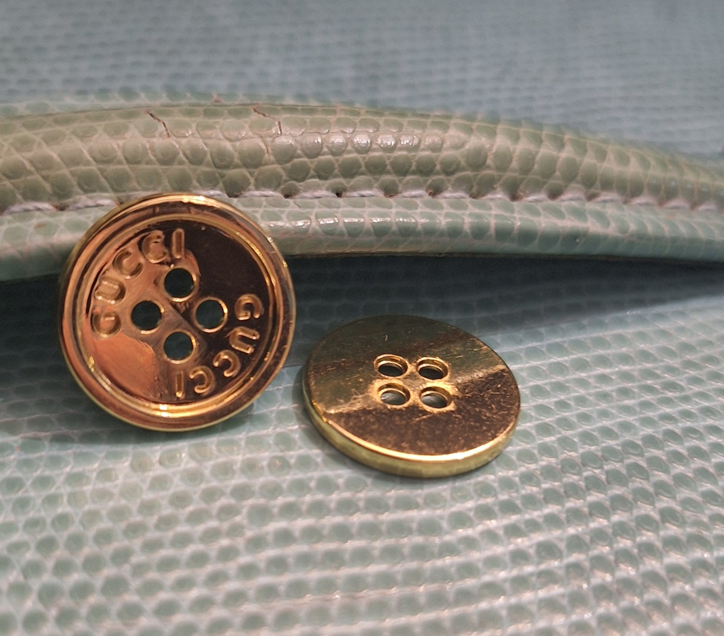 Buttons color gold 17 mm