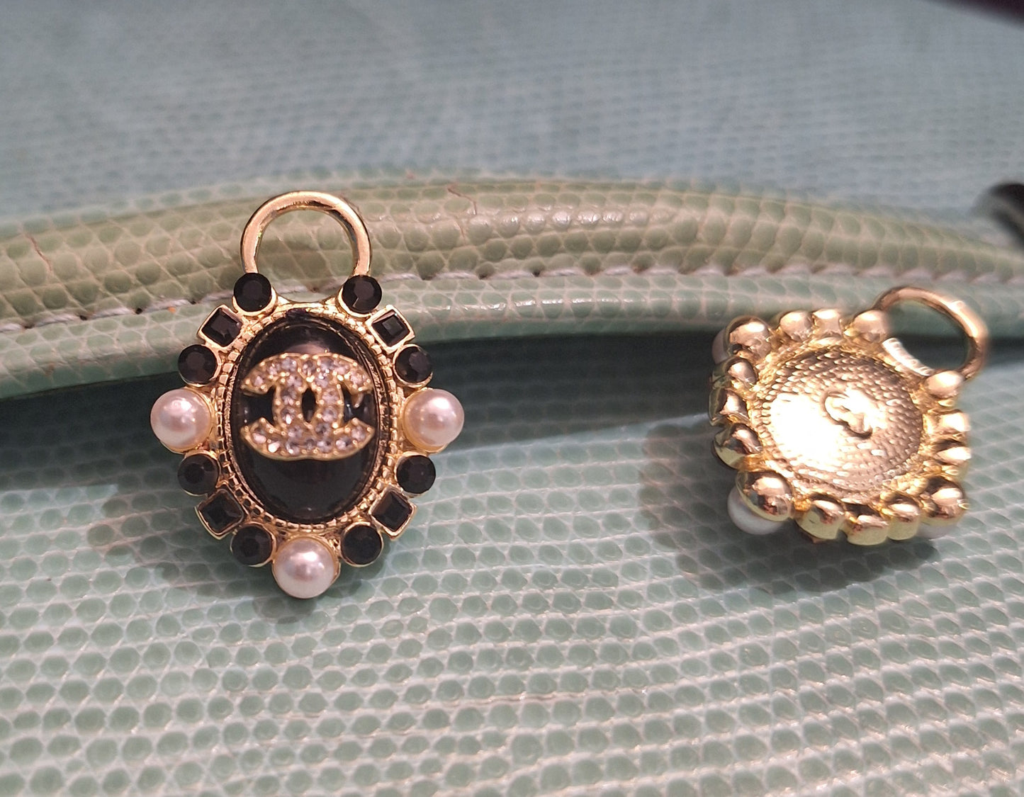 Pendants, color gold, plack and pearls. 20/28  mm