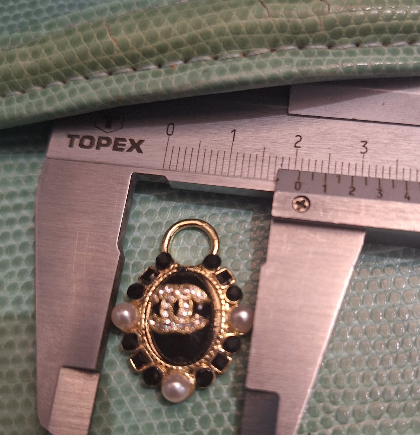 Pendants, color gold, plack and pearls. 20/28  mm