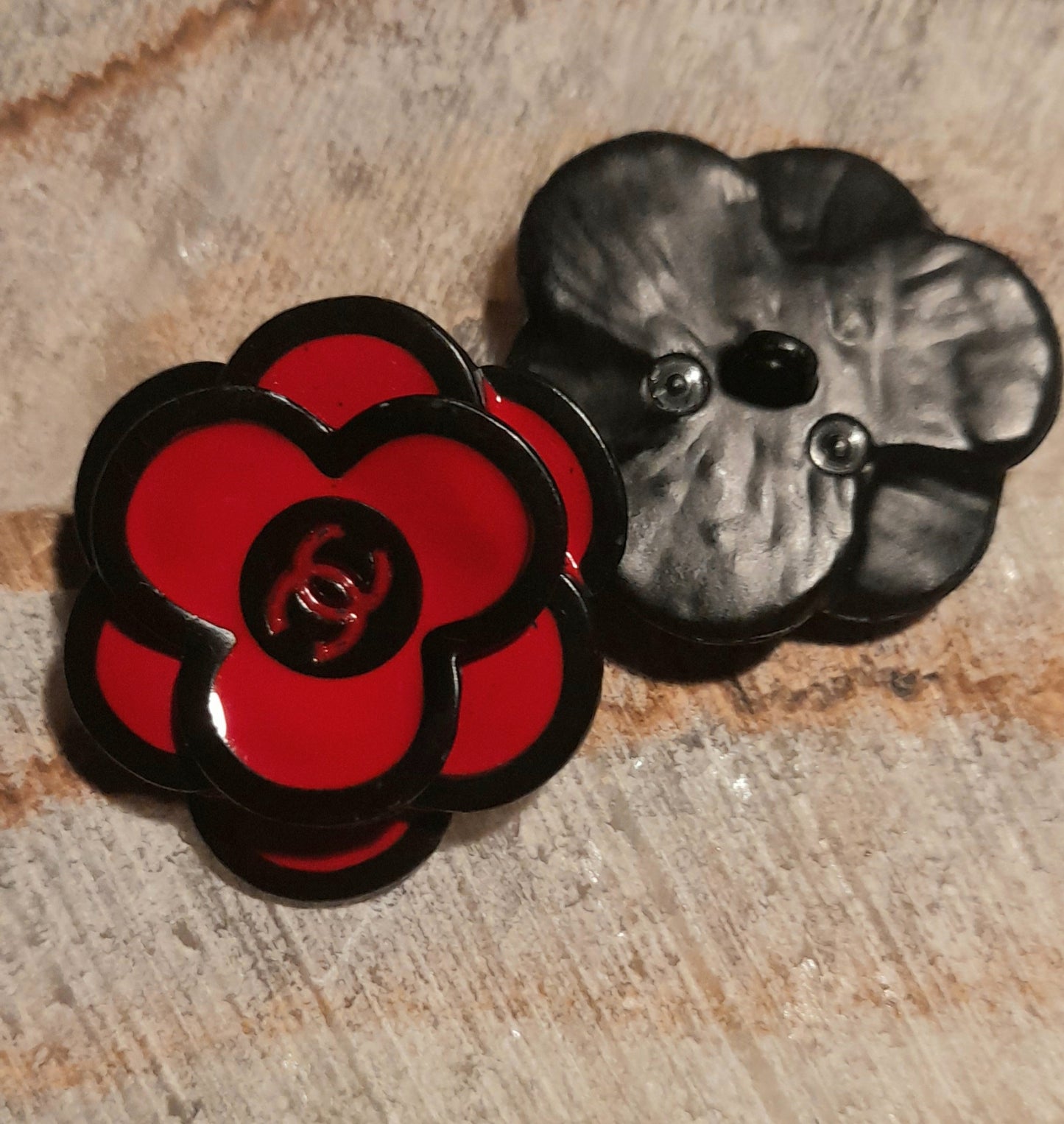 1c flower buttons black&red 30 mm