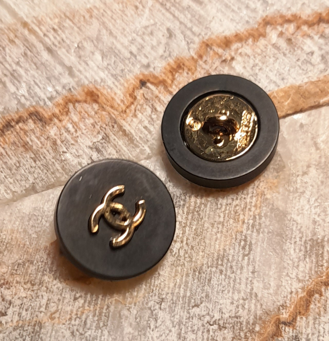 1 Buttons black mat & gold 17 mm