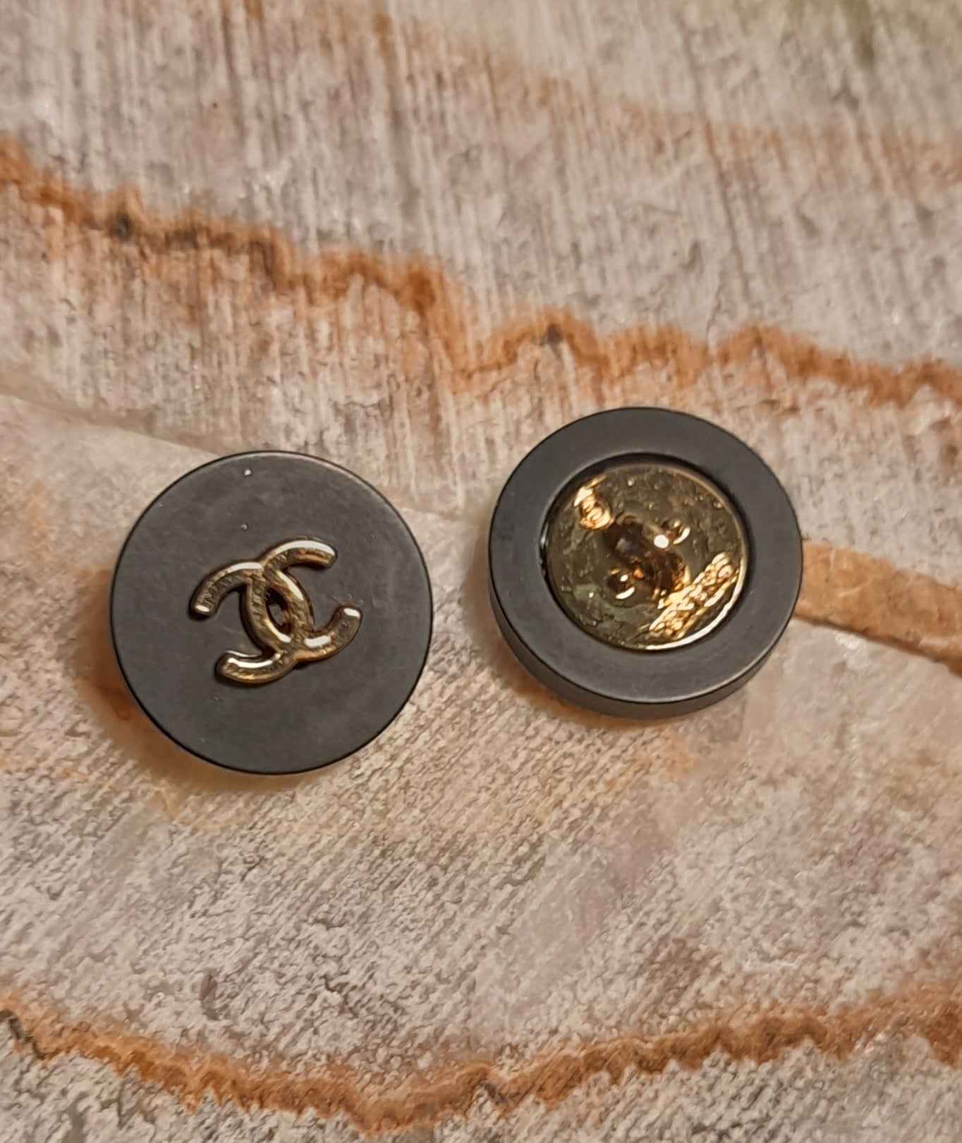 1 Buttons black mat & gold 17 mm