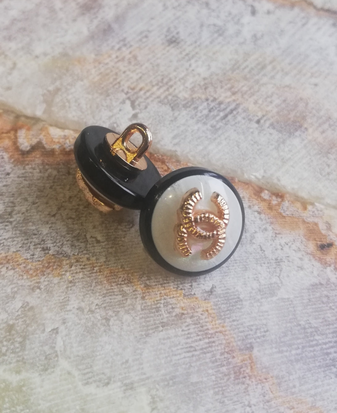 1 buttons black&white&gold 12 mm