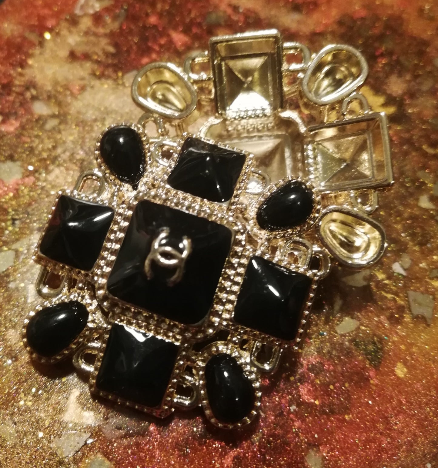 161c. 1 buttons gold & black 35 mm