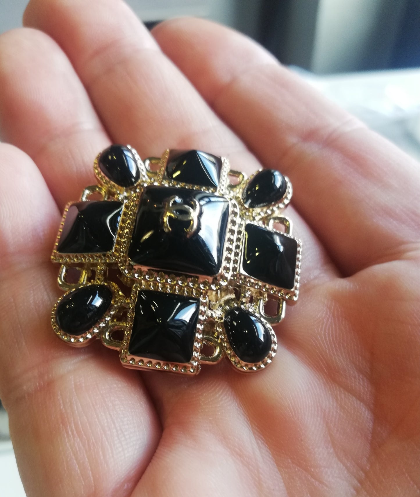 161c. 1 buttons gold & black 35 mm