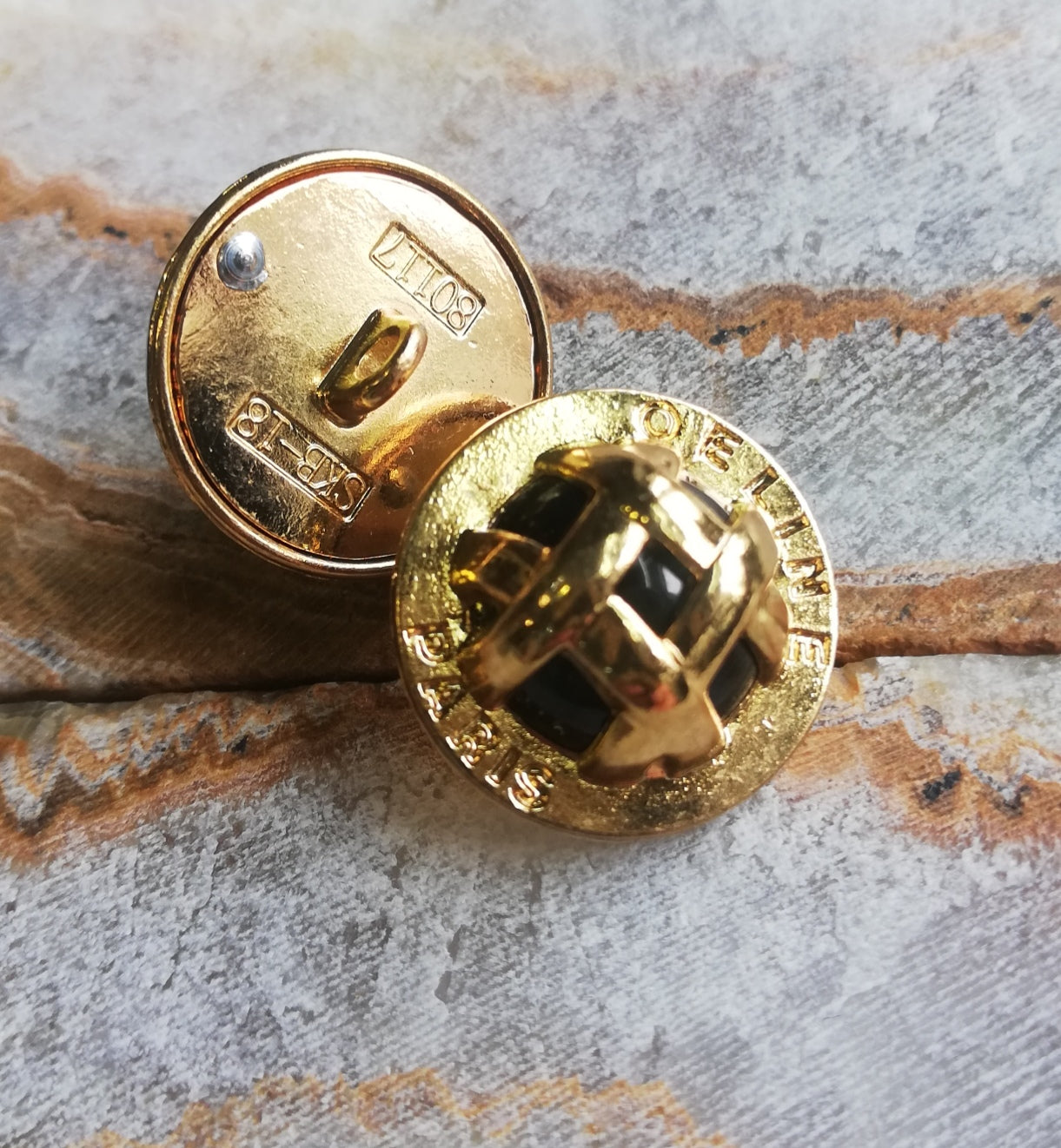 1 buttons gold&black 23 mm