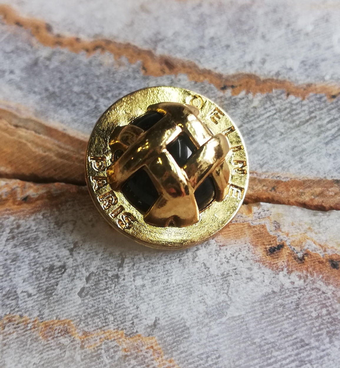 1 buttons gold&black 23 mm
