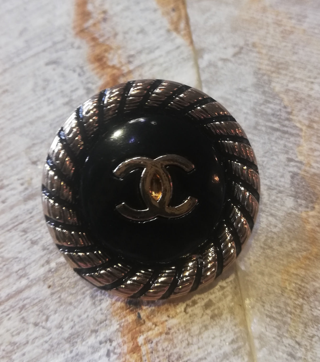 1 buttons gold&black 24 mm