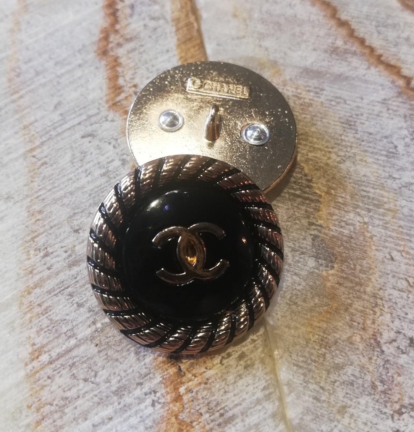 1 buttons gold&black 24 mm