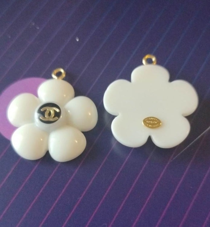 1 pendans white stamped 26 mm