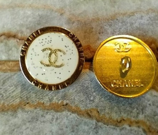 1 buttons gold, white glitter. 23 mm