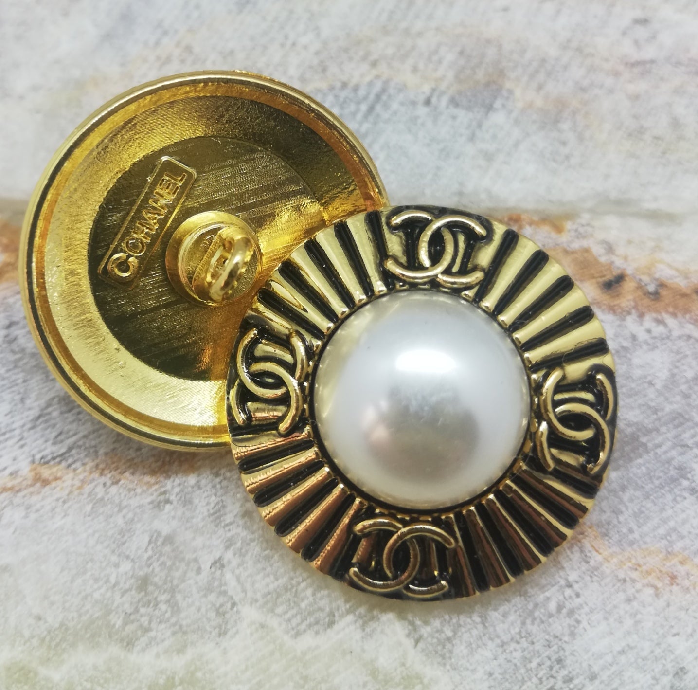 1 Buttons dirty golddpearl 23 mm