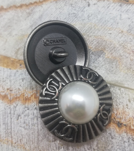 1 Buttons dirty Silver&pearl 23 mm