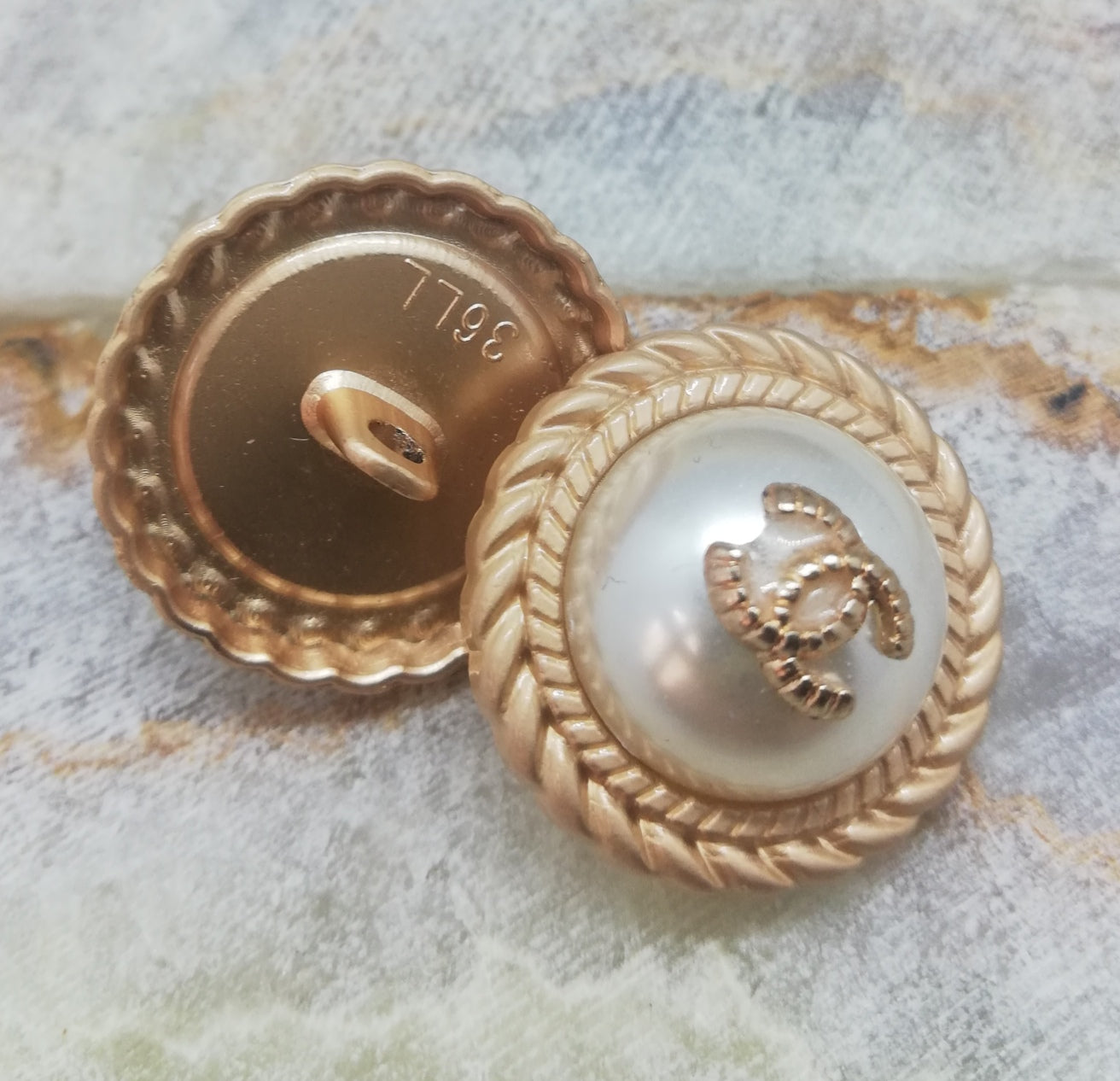 1 Buttons gold&pearl  21 mm