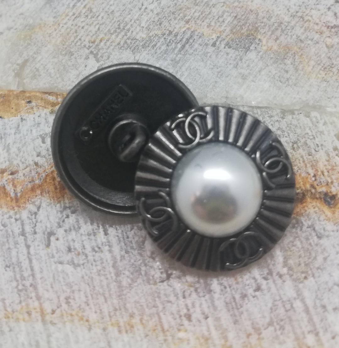 1 Buttons dirty Silver&pearl 23 mm