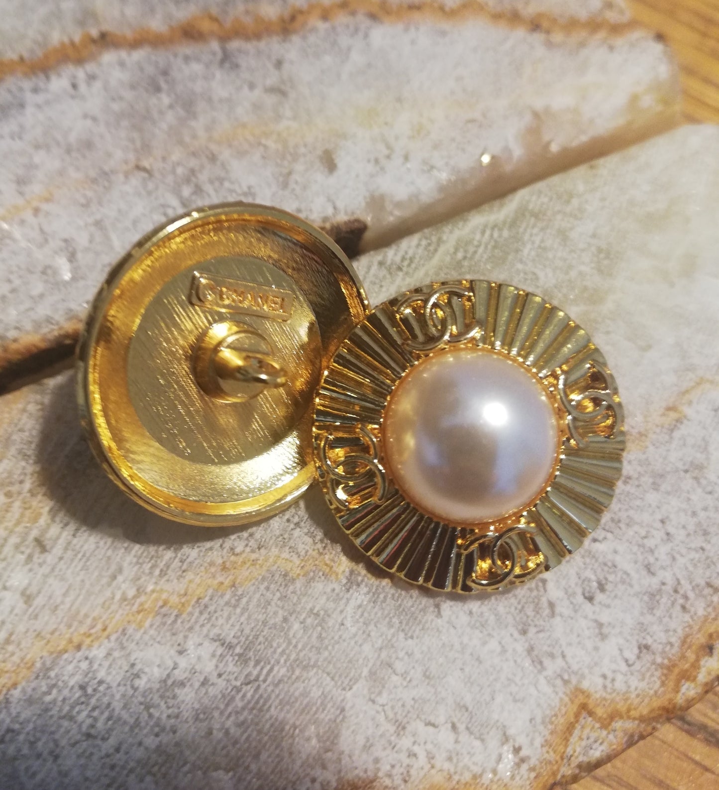 1 button Gold&pearl 23 mm