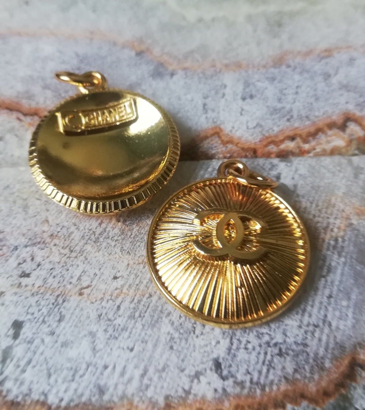 6z. 1 Pendant gold 20 mm