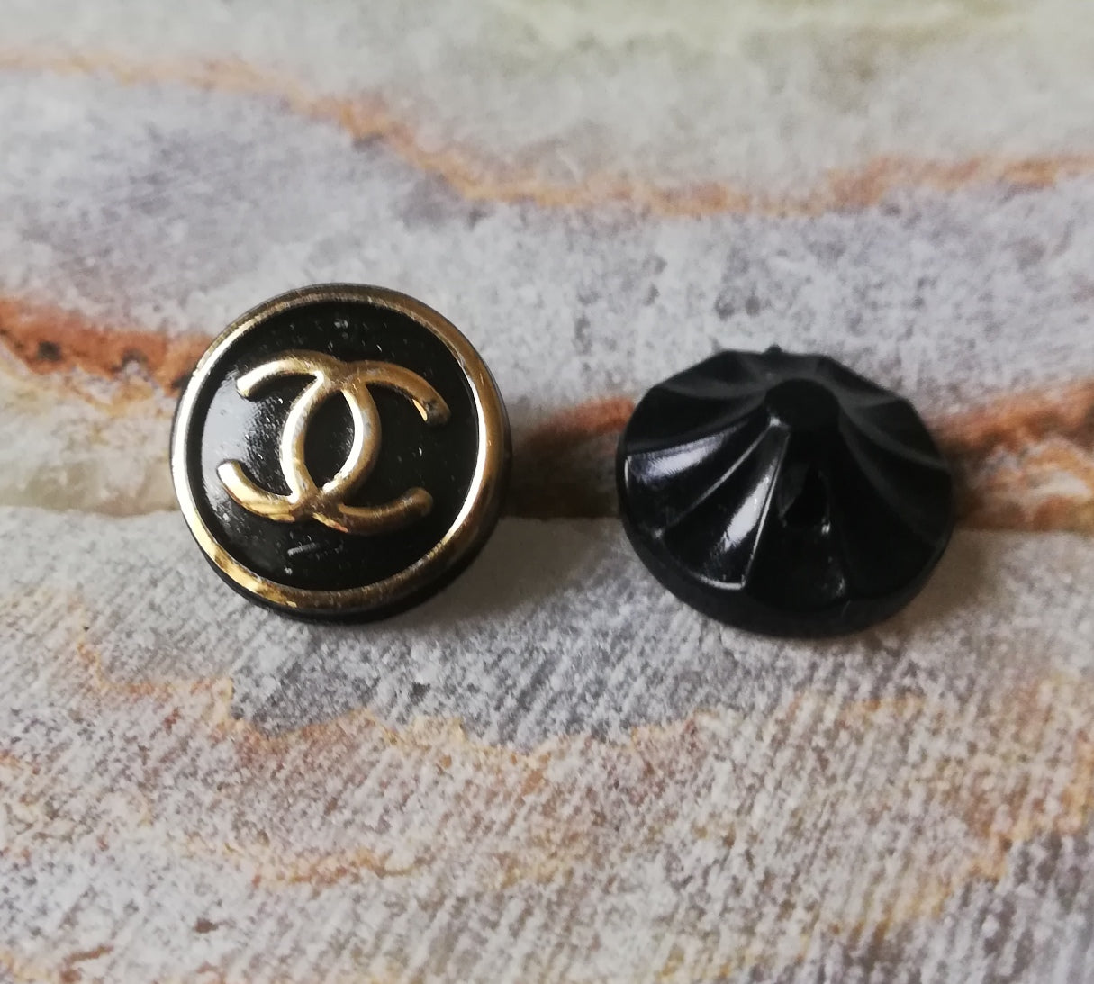 1 button plastic Black&gold 13 mm