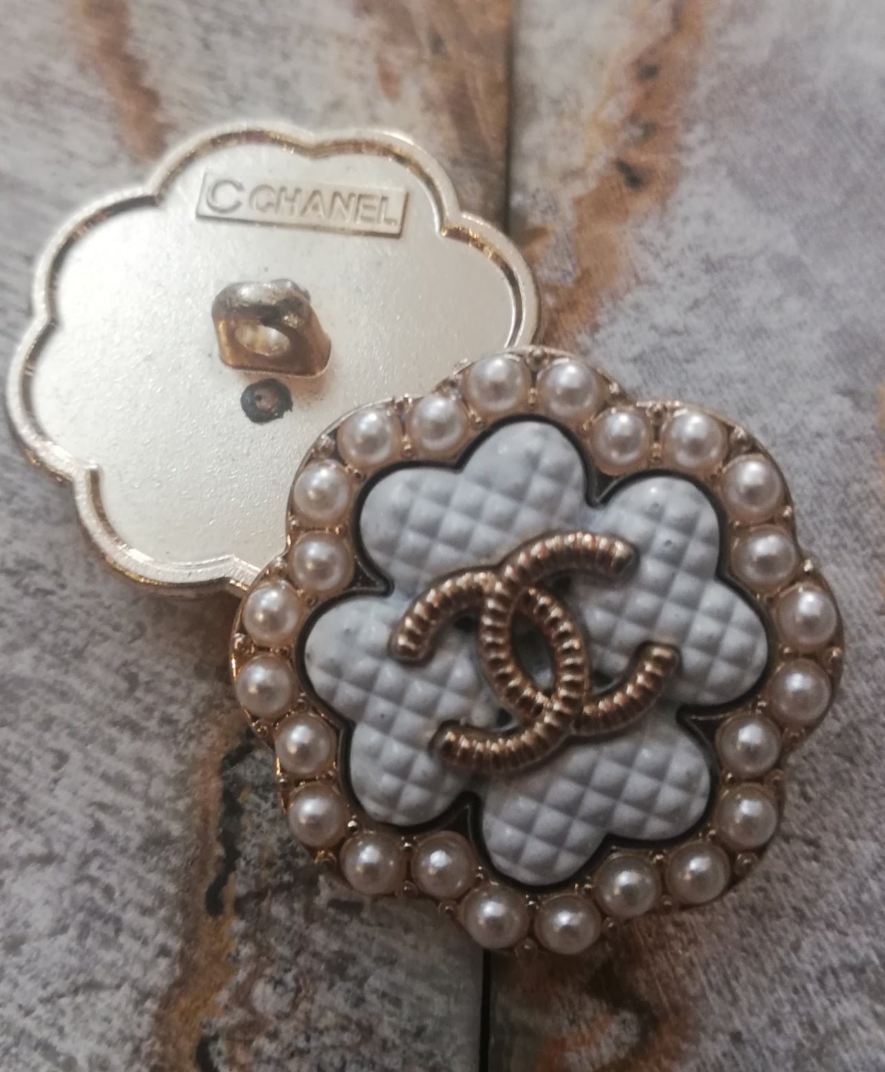 1 Buttons Gold&white&pearl 23 mm