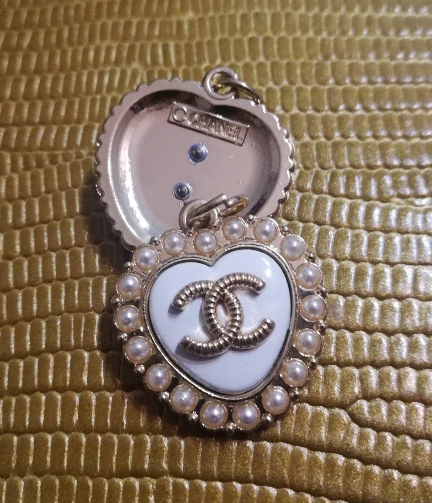 4z. Pendant gold/white/pearl 22 mm