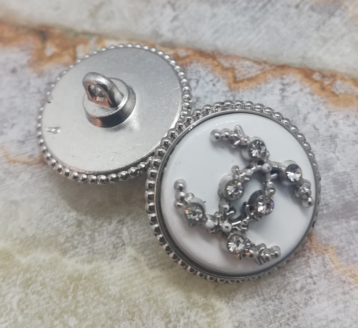 1 Buttons silver&white 18 mm