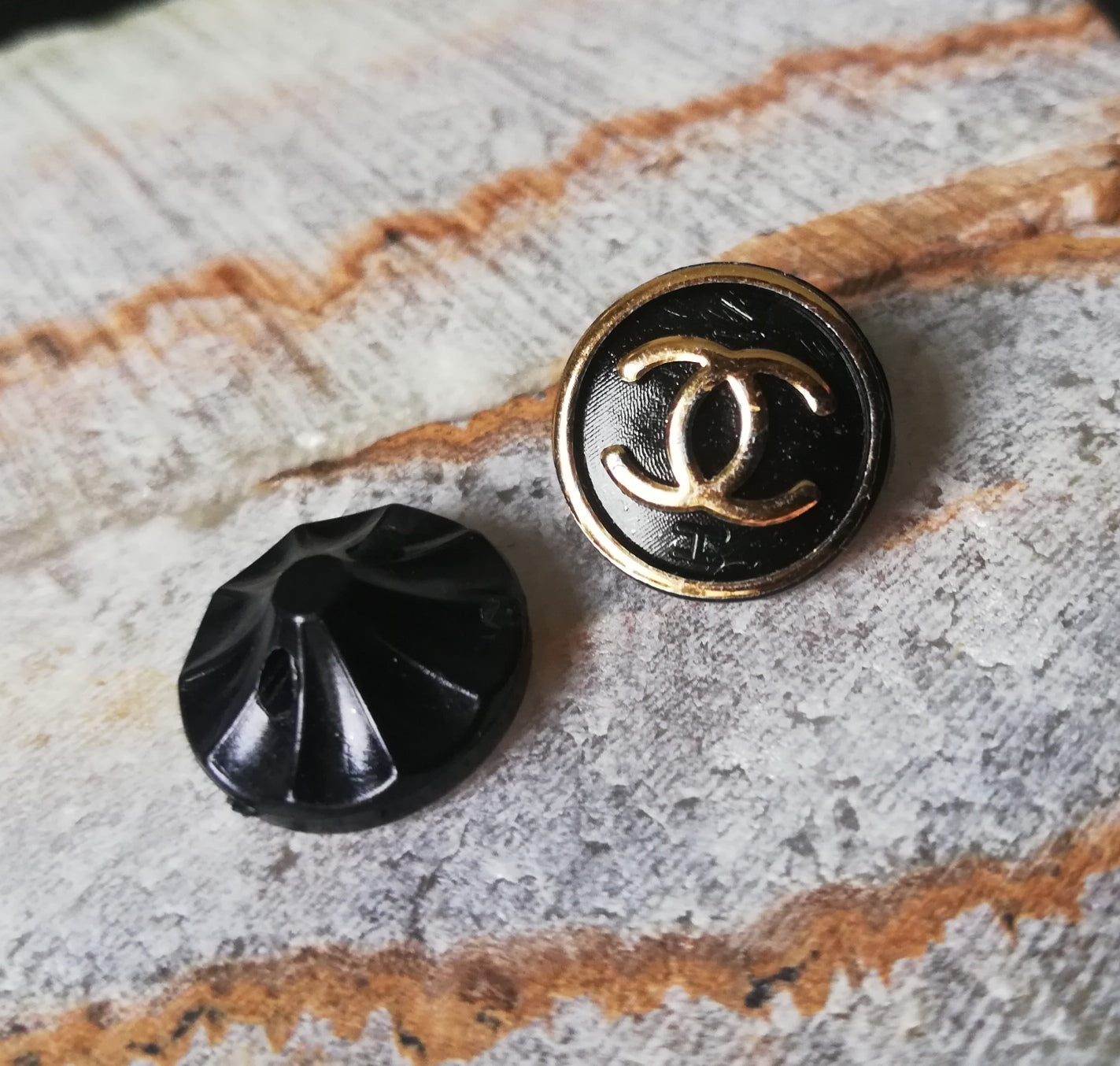 1 button plastic Black&gold 13 mm