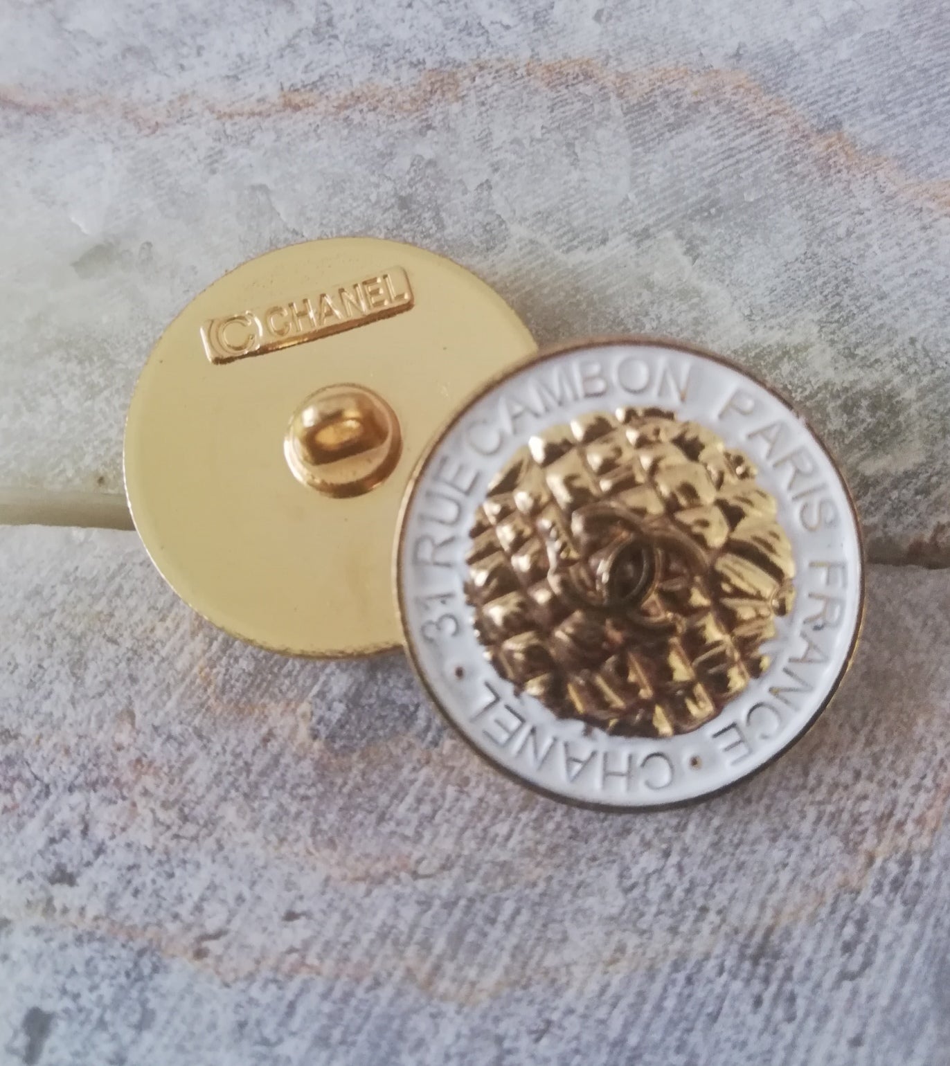 1 Buttons Gold&white 22 mm