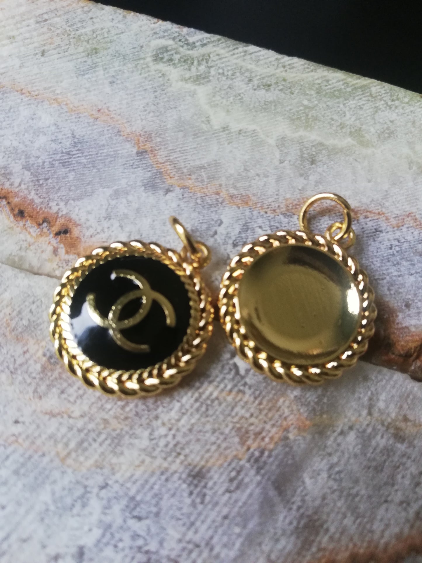 7z. 1 Pendant Gold&black 20 mm