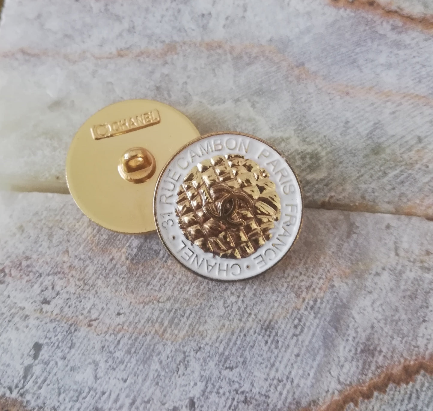 1 Buttons Gold&white 22 mm