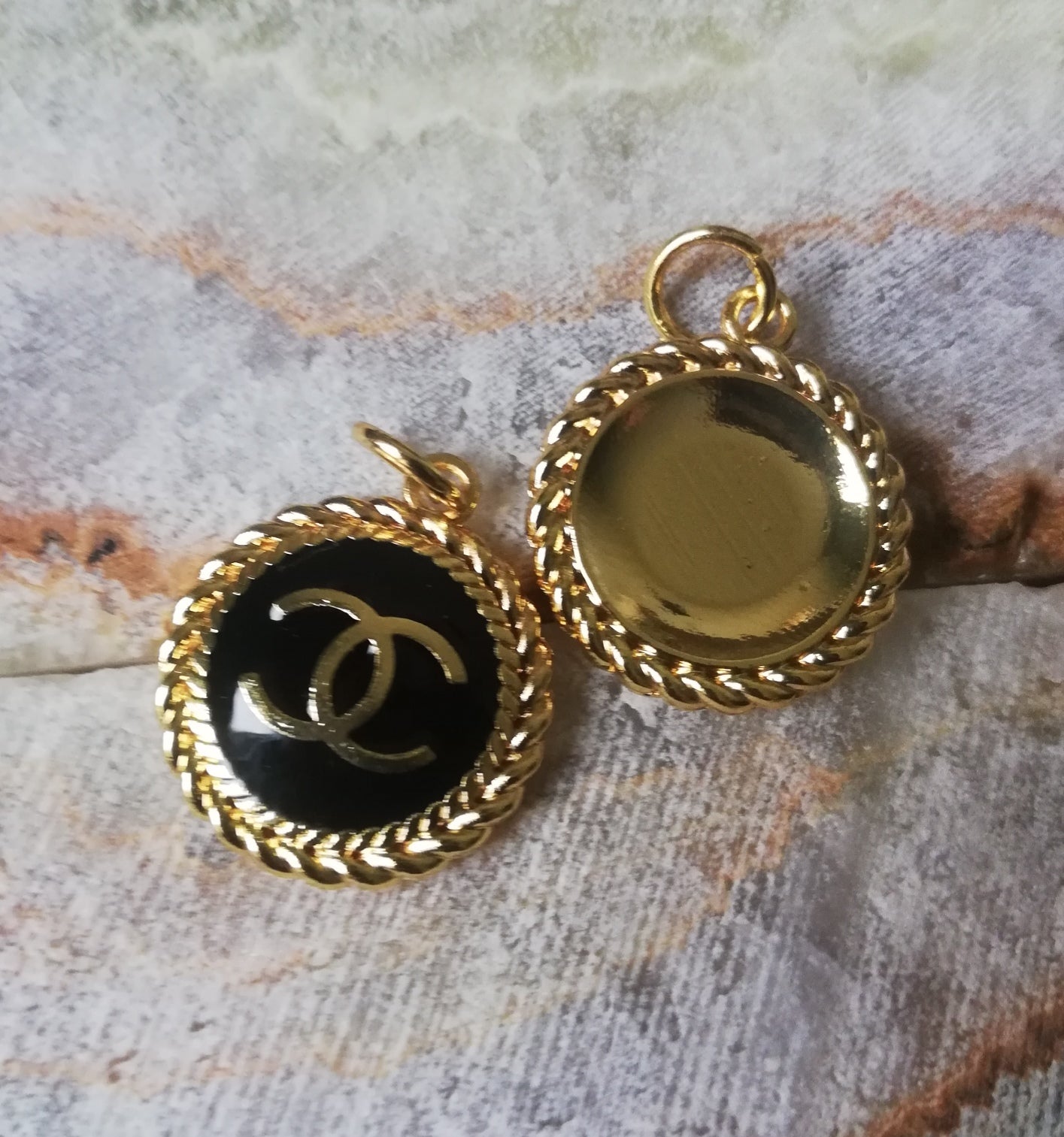 7z. 1 Pendant Gold&black 20 mm