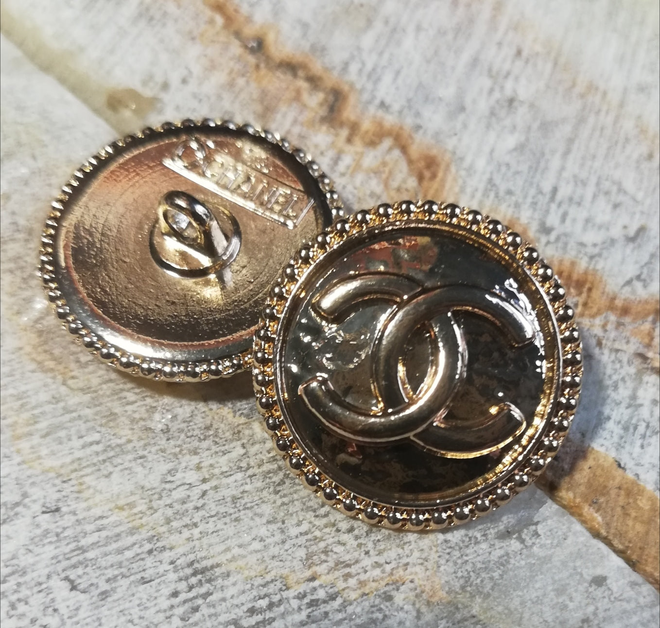 1 Buttons gold 20 mm