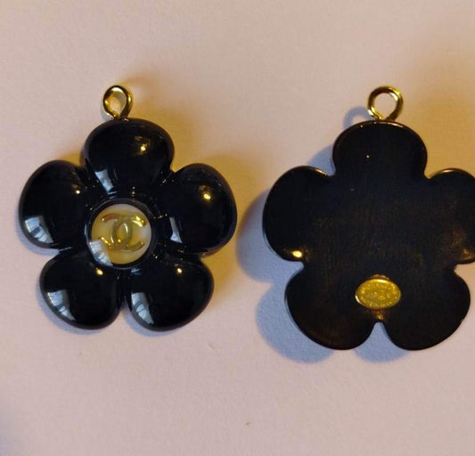 73z. Pendants 28 mm. Black,white, gold cc. Stamped